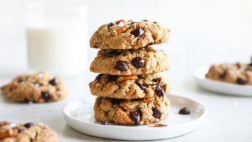 peanut-butter-chocolate-chip-pretzel-cookies