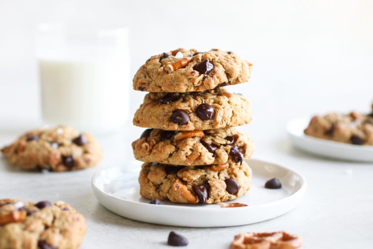 peanut-butter-chocolate-chip-pretzel-cookies