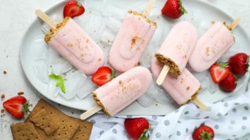 strawberry-cheesecake-smoothie-pops