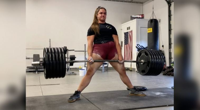 amanda-lawrence-pulls-590-deadlift-without-straps
