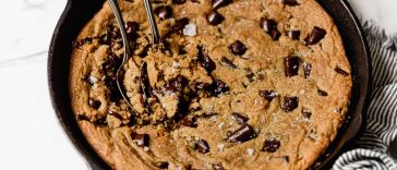 vegan-chocolate-chip-cookie-skillet