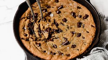 vegan-chocolate-chip-cookie-skillet