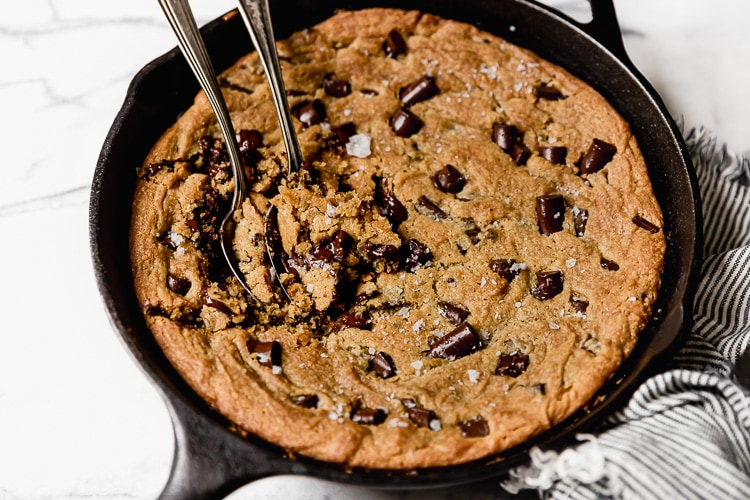 vegan-chocolate-chip-cookie-skillet