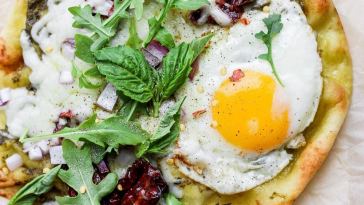 naan-breakfast-pizza