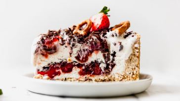 strawberry-pretzel-ice-cream-pie