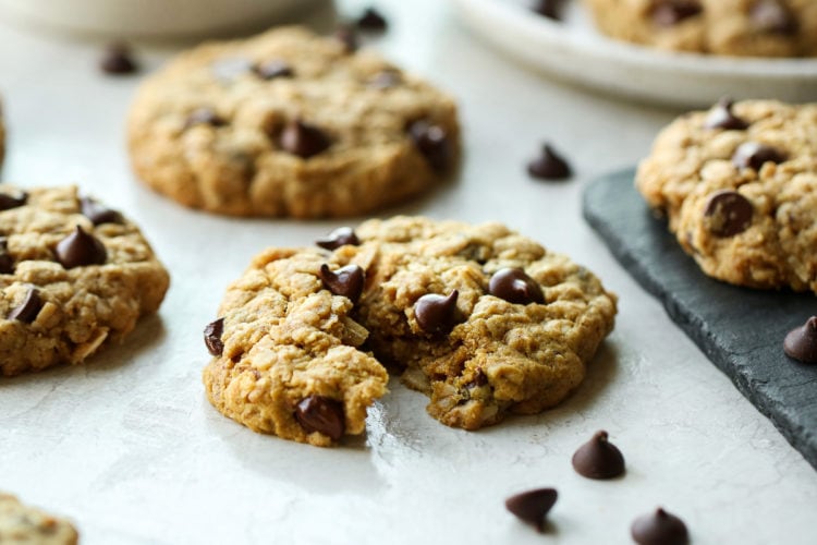 peanut-butter-oatmeal-cookies-with-chocolate-chips