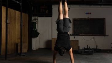 how-to-learn-a-handstand-and-fall-less