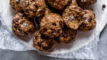 peanut-butter-oatmeal-balls-with-chocolate-chips