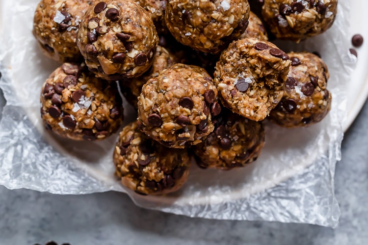 peanut-butter-oatmeal-balls-with-chocolate-chips