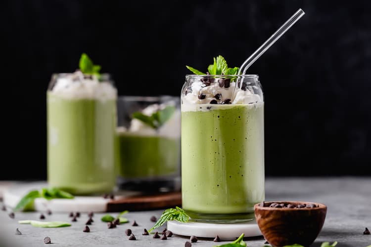 mint-chocolate-chip-milkshake-(shamrock-shake-recipe)