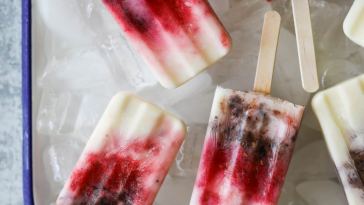 creamy-yogurt-popsicles-with-berries