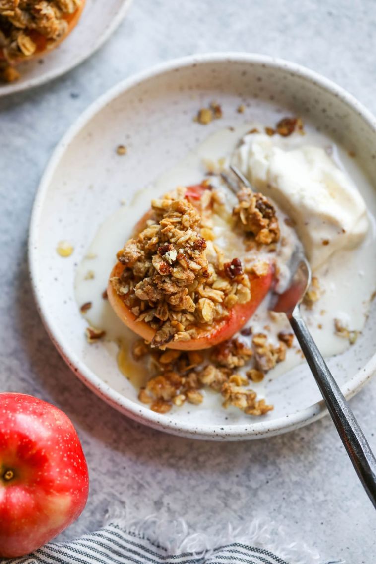 easy-baked-apples-with-crumb-topping