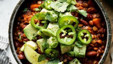 hearty-slow-cooker-vegan-chili-with-lentils