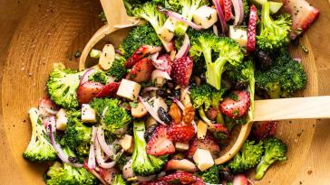 strawberry-broccoli-salad-with-poppy-seed-dressing