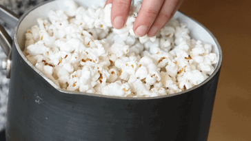how-to-make-popcorn-on-the-stove