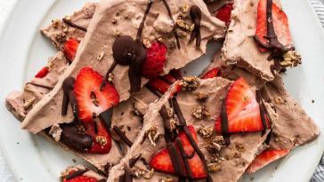 chocolate-strawberry-frozen-yogurt-bark