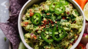the-best-fresh-&-easy-homemade-guacamole-recipe