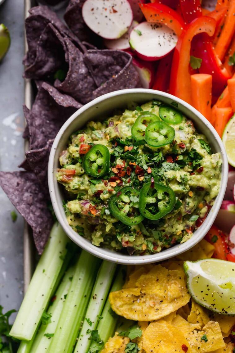 the-best-fresh-&-easy-homemade-guacamole-recipe
